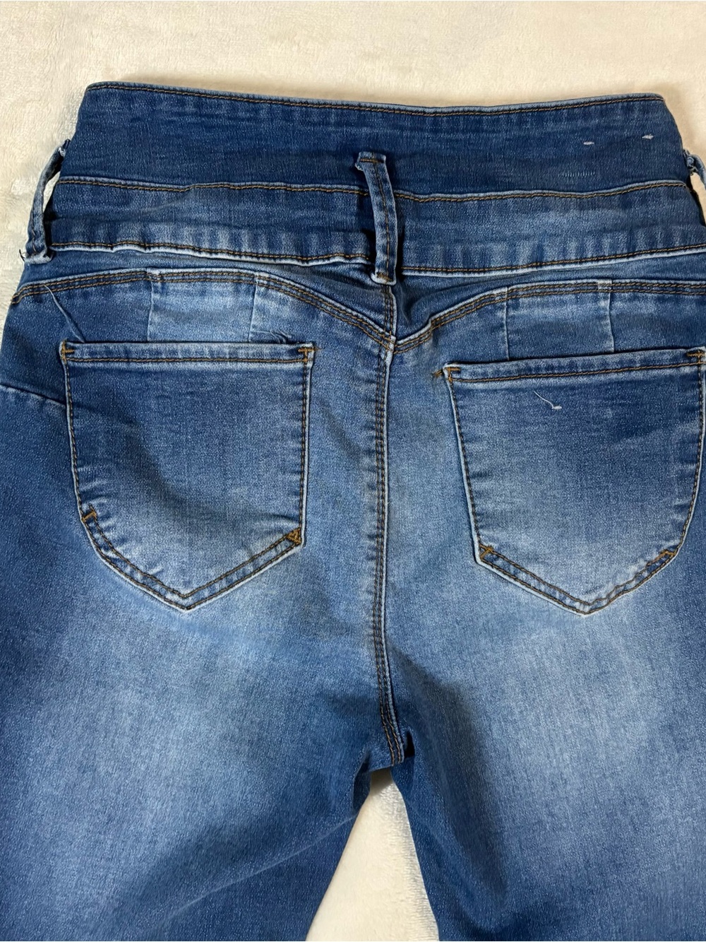 Ibiza Better Booty / High Waist Triple-Button Jeans